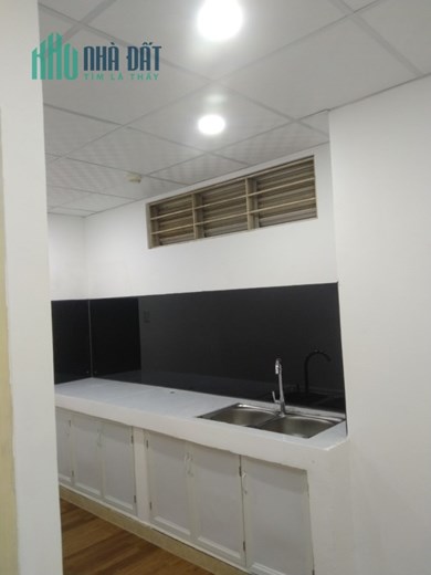 Chính chủ cần bán gấp !!! Chung cư 109 nguyễn biểu phường 1 quận 5 (đi bộ 5p là q1)