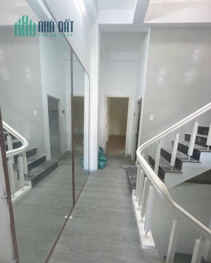 Cho thuê nhà 3 tầng mặt tiền Phan Châu Trinh - ngay gần Chu Văn An