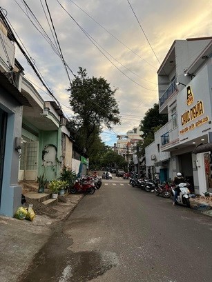 Cho thuê cả nhà mặt tiền Lê Hồng Phong, TP.Buôn Ma Thuột phù hợp KD, VP; 7tr/th; 0932582332