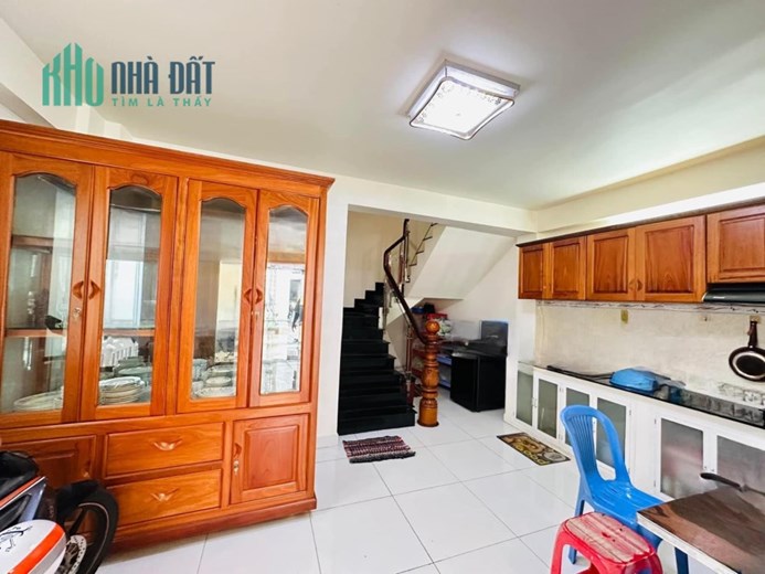 NGỘP BÁN GẤP NHÀ 6 TẦNG HXH QUAY ĐẦU TRƯỚC NHÀ NGAY LÊ ĐẠI HÀNH Q11
