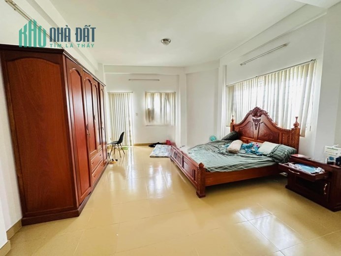 NGỘP BÁN GẤP NHÀ 6 TẦNG HXH QUAY ĐẦU TRƯỚC NHÀ NGAY LÊ ĐẠI HÀNH Q11
