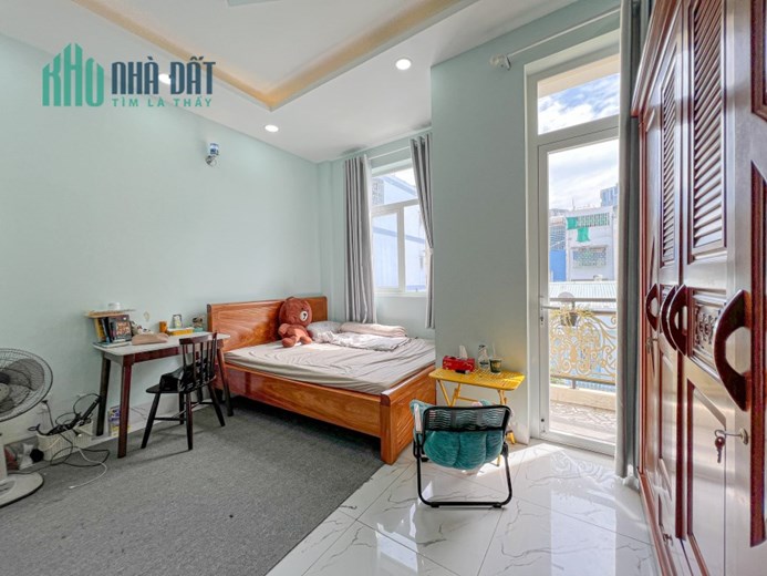 Cần Pass phòng Bancol Full nội thất, dưới cân cầu THỊ NGHÈ.