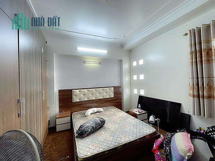 Bán nhà mặt ngõ Nguyễn Công Trứ, 43m 5 tầng GIÁ 3.79 tỉ ô.tô đỗ cửa cả ngày