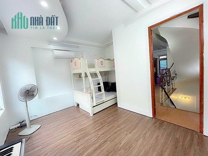 Bán nhà mặt ngõ Nguyễn Công Trứ, 43m 5 tầng GIÁ 3.79 tỉ ô.tô đỗ cửa cả ngày