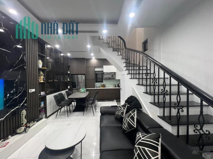 Bán nhà Đường Láng 40m2x5 tầng, lô góc 2 thoáng, ngõ rộng 3m chỉ 6.8 tỷ.
