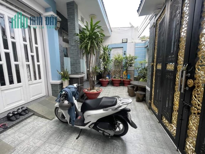 BÁN BIỆT THỰ MẶT TIỀN ĐƯỜNG GẦN NGÃ TƯ BỐN XÃ, 230M2, NGANG 8M, 4 TẦNG, TẶNG NỘI THẤT