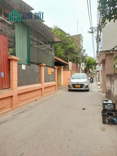 Đầu 2 tỷ lô  30m tổ 1 ngay bến xe yên nghĩa. 
- đường 2 ô tô tránh nhau giá ngộp thở.
- Xung quanh