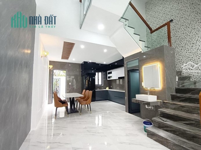 Bán nhà Tô Hiệu, CỰC ĐẸP, FULL nội thất, 3 tầng, 4 phòng, ở ngay, sát bến xe, nhỉnh 3 tỷ