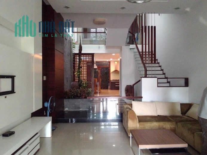 Bán gấp nhà Cù Chính Lan, ô tô tránh, 90m2, 3 tầng, 4 phòng, sát biển, gần TTTP, nhỉnh 3 tỷ