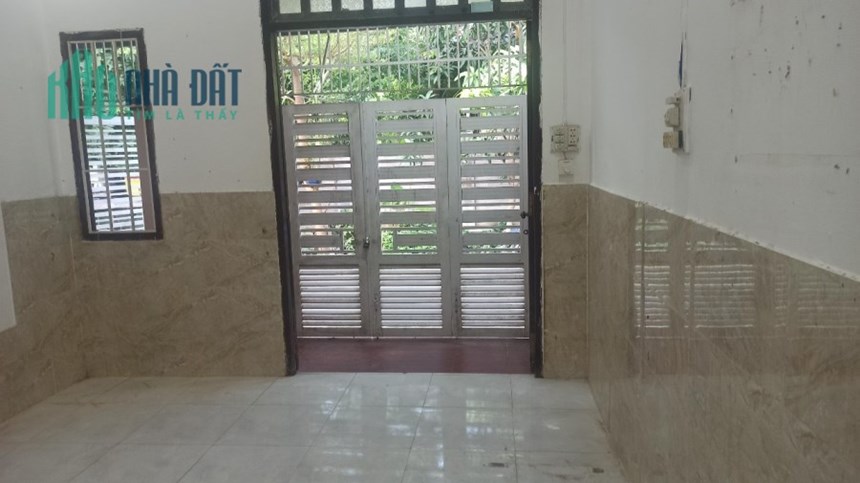 Bán gấp nhà cấp 4 còn sử dụng tốt đường ô tô vào tận cửa,cách đường 23/10 chỉ 100m