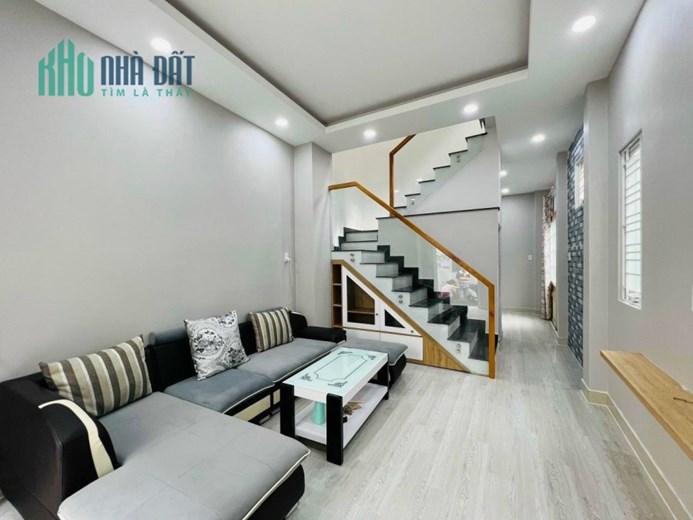 Bán nhà 2 Tầng nở hậu gần 5m trung tâm Quận 10, Nội Thất rất mới dọn vào ở ngay