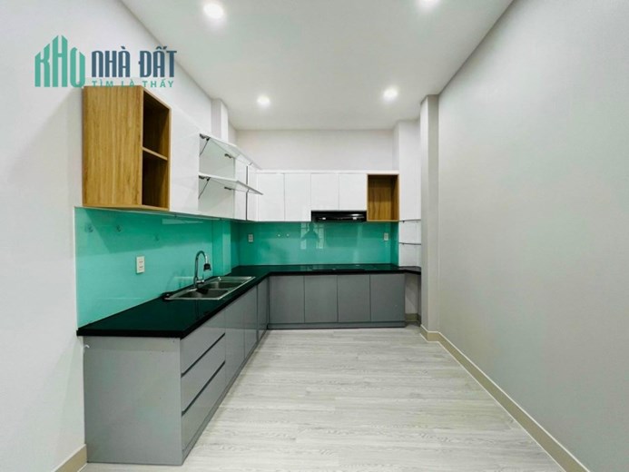 Bán nhà 2 Tầng nở hậu gần 5m trung tâm Quận 10, Nội Thất rất mới dọn vào ở ngay