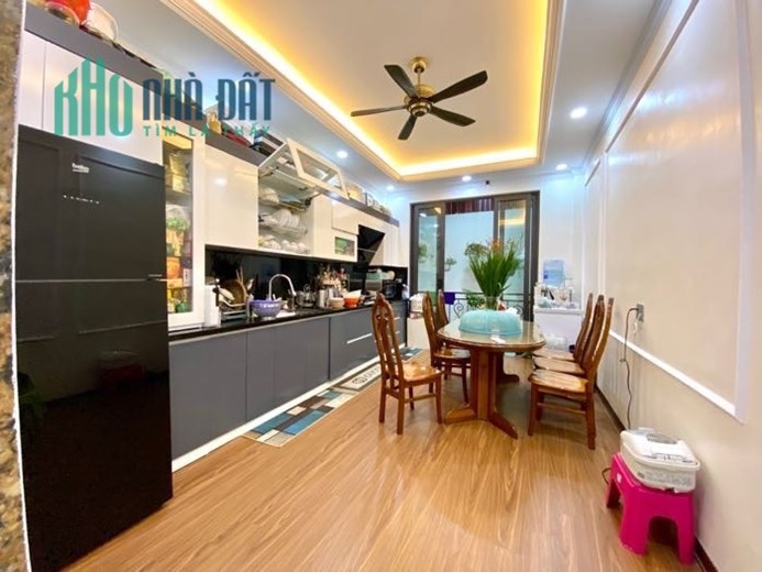 Bán Nhà Nguyễn Sơn , Long Biên 75M x 5T , Thang Máy , Ô Tô Vào Nhà . Giá 10.9 Tỷ