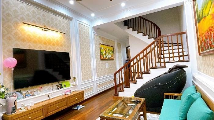 Bán Nhà Nguyễn Văn Cừ , Long Biên 72M x 4T , Nội Thất Đẹp , Ô Tô  . Giá 9.1Tỷ