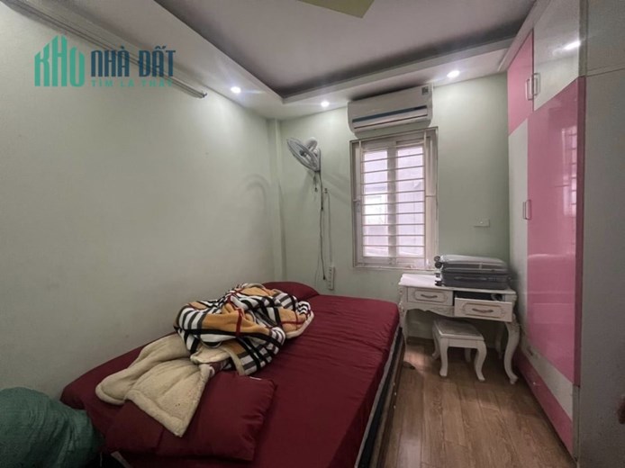 Bán nhà Cầu Giấy 35m2, Chủ tự xây gần Ô tô ngõ thoáng, tặng nội thất chỉ 4 tỷ