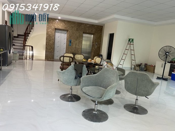 Cho thuê tầng 1 + 2 tòa nhà mặt phố Phùng Hưng, 3 mặt thoáng, mặt tiền rộng 9m6 kinh doanh cực tốt