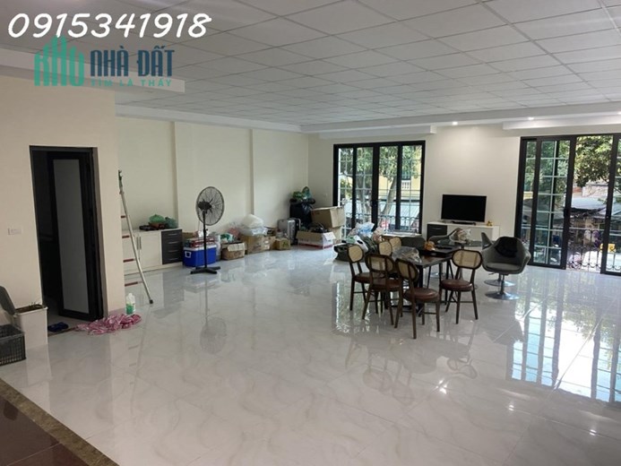 Cho thuê tầng 1 + 2 tòa nhà mặt phố Phùng Hưng, 3 mặt thoáng, mặt tiền rộng 9m6 kinh doanh cực tốt