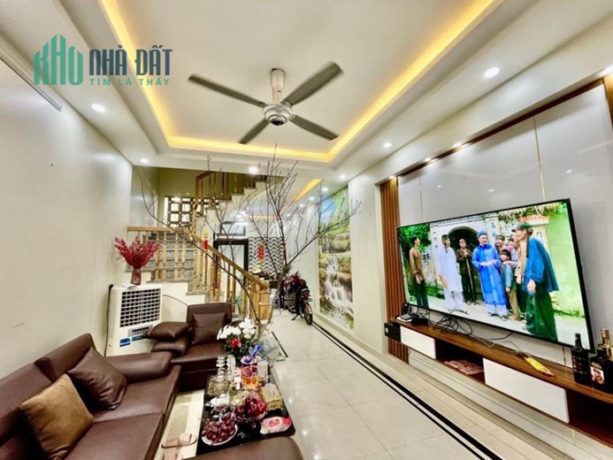 Bán nhà Đình Đông ngõ nông, 42m 4 tầng GIÁ 2.68 tỉ full nội thất