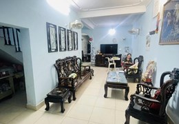 Bán Nhà Phân Lô Phố Trung Kính, DT: 82m, MT: 5m, 3 Tầng giá yêu thương 2x Tỷ