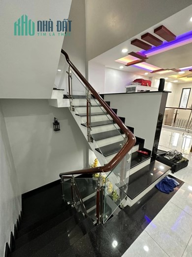 Kẹt bank, bán nhanh nhà mới vào ở ngay, gần Quận 1, xe hơi tới nhà, chỉ 8 tỷ
