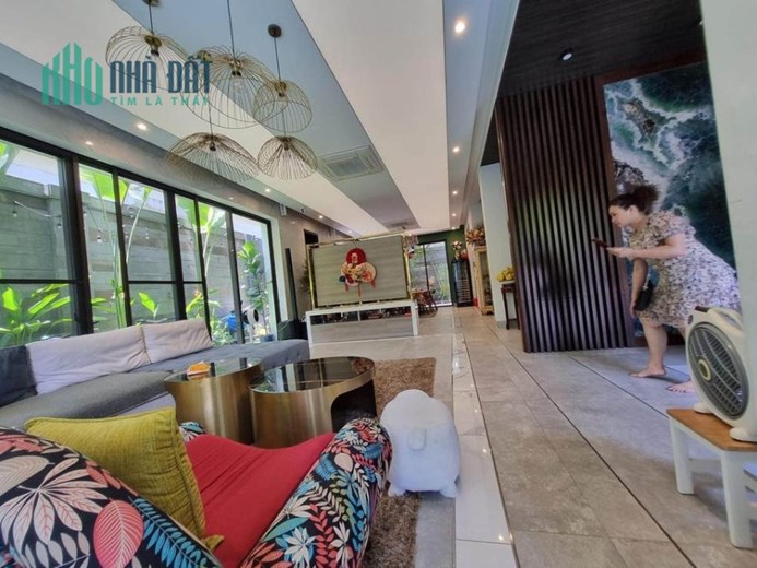 Giảm thêm 5 tỷ bán nhanh Biệt thự sân vườn CIputra - Tây Hồ 230m2, 4T, MT10m