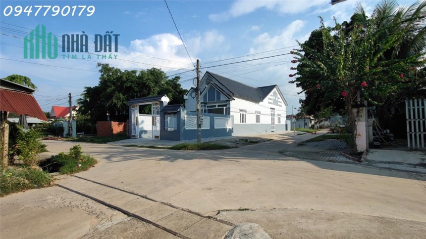 Nhà Mái Thái 2 Mặt Tiền - Dân Cư Đông!