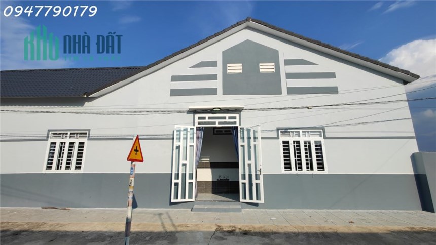 Nhà Mái Thái 2 Mặt Tiền - Dân Cư Đông!