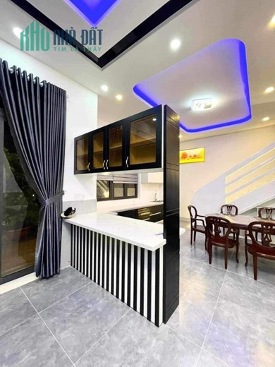 Biệt thụ nghĩ dưỡng ngay trung tâm huyện Hóc Môn, DT 240m2 Giá chỉ có 9.9 tỷ