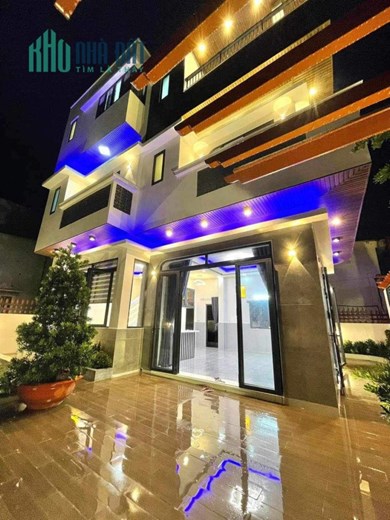 Biệt thụ nghĩ dưỡng ngay trung tâm huyện Hóc Môn, DT 240m2 Giá chỉ có 9.9 tỷ