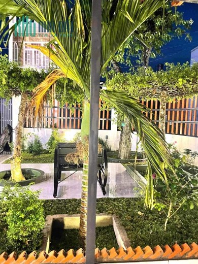 Biệt thụ nghĩ dưỡng ngay trung tâm huyện Hóc Môn, DT 240m2 Giá chỉ có 9.9 tỷ