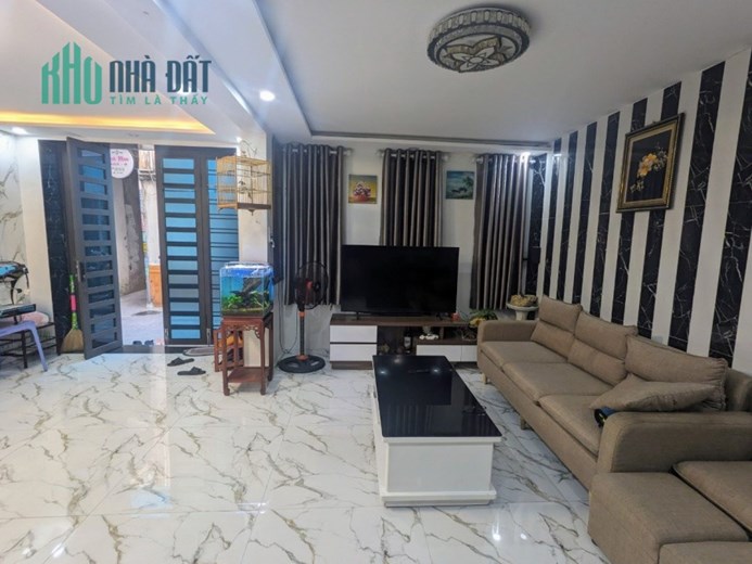 Bán nhà xây độc lập 40m 3 tầng Nguyễn Công Trứ ngõ nông, GIÁ 2.25 tỉ