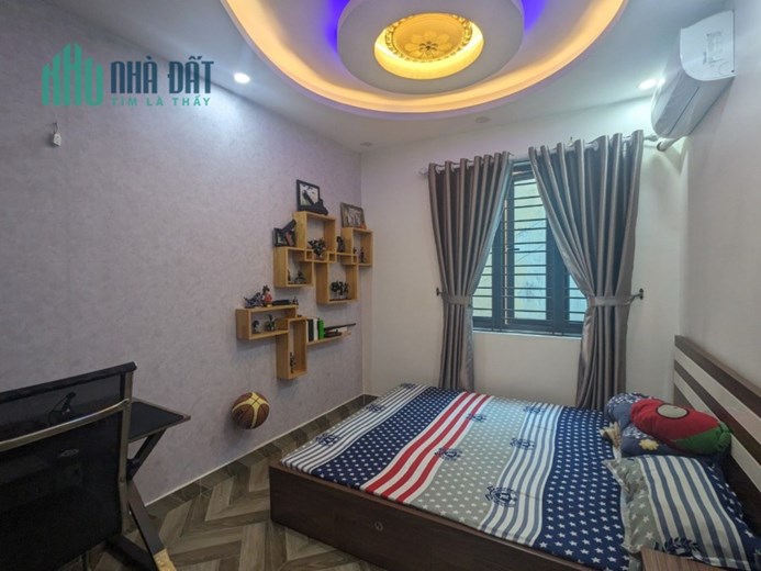 Bán nhà xây độc lập 40m 3 tầng Nguyễn Công Trứ ngõ nông, GIÁ 2.25 tỉ