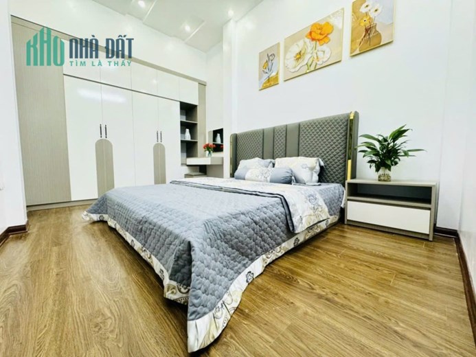 CẦN BÁN NHÀ MỚI 4 TẦNG DT:40M2 4 P NGỦ GIÁ: HƠN TỶ NGÕ 93 PHỐ HOÀNG VĂN THÁI CHỈ 5 M RA ÔTÔ + FULL