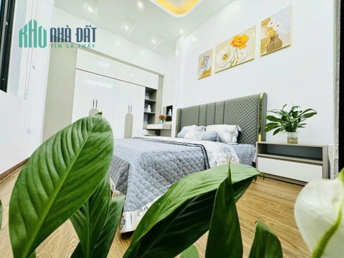 NHÀ ĐẸP 4 TẦNG DT:40M2 4 P NGỦ GIÁ: HƠN TỶ CHỈ 5 M RA ÔTÔ + FULL NỘI THẤT SANG XỊN - CẠNH NHÀ CÓ