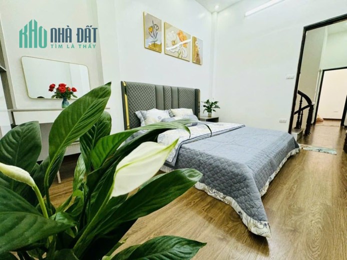 NHÀ ĐẸP 4 TẦNG DT:40M2 4 P NGỦ GIÁ: HƠN TỶ CHỈ 5 M RA ÔTÔ + FULL NỘI THẤT SANG XỊN - CẠNH NHÀ CÓ