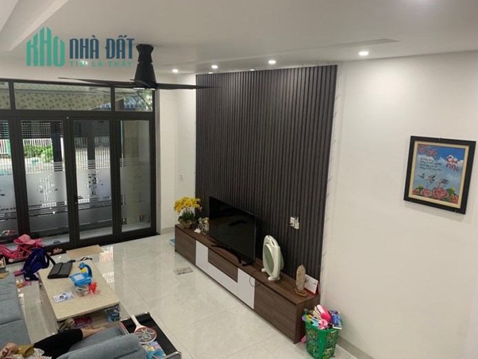 Giảm sâu! Bán nhà 3 tầng 90m2 - mặt tiền TT Hải Châu. Sân đậu oto. Hiện Đại - Kiên Cố