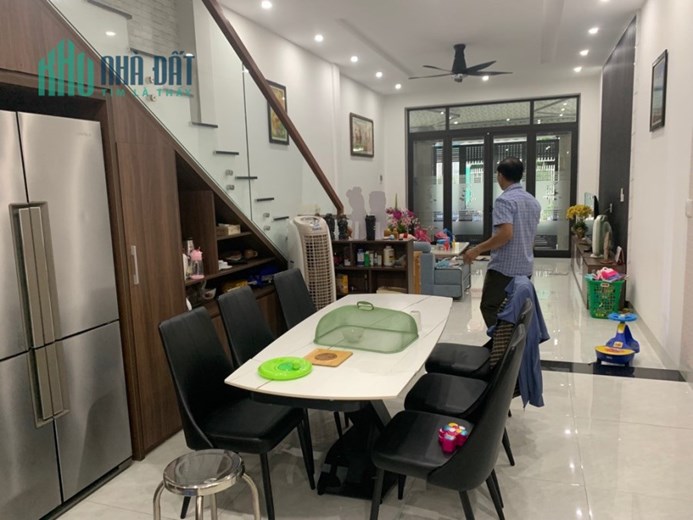Giảm sâu! Bán nhà 3 tầng 90m2 - mặt tiền TT Hải Châu. Sân đậu oto. Hiện Đại - Kiên Cố