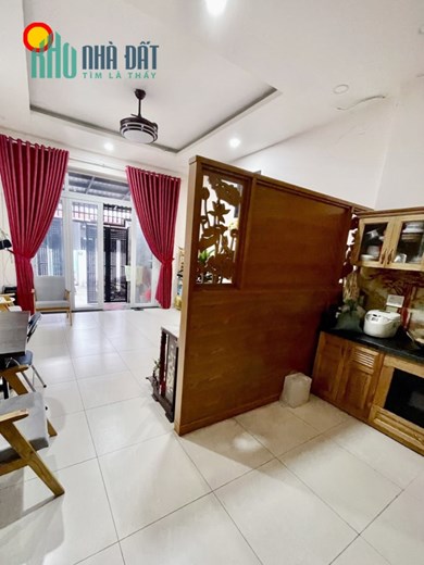 Bán nhà Linh Đông, Thủ Đức, 2 tầng, 3 PN, Giá 6.x tỷ đường xe hơi tránh ngay chợ Tam Hà.