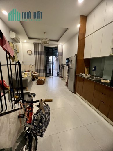 NHÀ  MẶT TIỀN THỤT GIÁP QUẬN 1 - NGANG 3.6M DÀI 9.5M - 4 TẦNG BTCT -. CHỦ GẤP LĂM RỒI GIẢM GIÁ BÁN