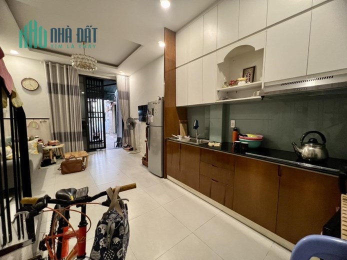 NHÀ  MẶT TIỀN THỤT GIÁP QUẬN 1 - NGANG 3.6M DÀI 9.5M - 4 TẦNG BTCT -. CHỦ GẤP LĂM RỒI GIẢM GIÁ BÁN