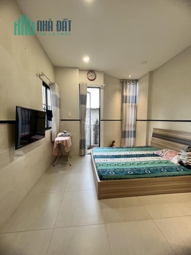 NHÀ  MẶT TIỀN THỤT GIÁP QUẬN 1 - NGANG 3.6M DÀI 9.5M - 4 TẦNG BTCT -. CHỦ GẤP LĂM RỒI GIẢM GIÁ BÁN
