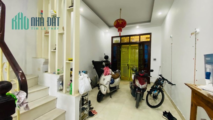 Bán nhà ngõ 69 Hoàng Văn Thái 42m x 4 tầng, mt: 3.9m, chỉ 6,5 tỷ, 1 nhà ra đường ô tô tránh