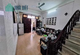Bán Nhà Phố Nguyễn Thái Học 49m2 x 3 tầng, 4 phòng ngủ, sát Phố ngõ rộng, nhà Dân xây chắc chắn lên
