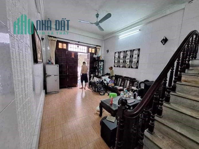 Bán Nhà Phố Nguyễn Thái Học 49m2 x 3 tầng, 4 phòng ngủ, sát Phố ngõ rộng, nhà Dân xây chắc chắn lên