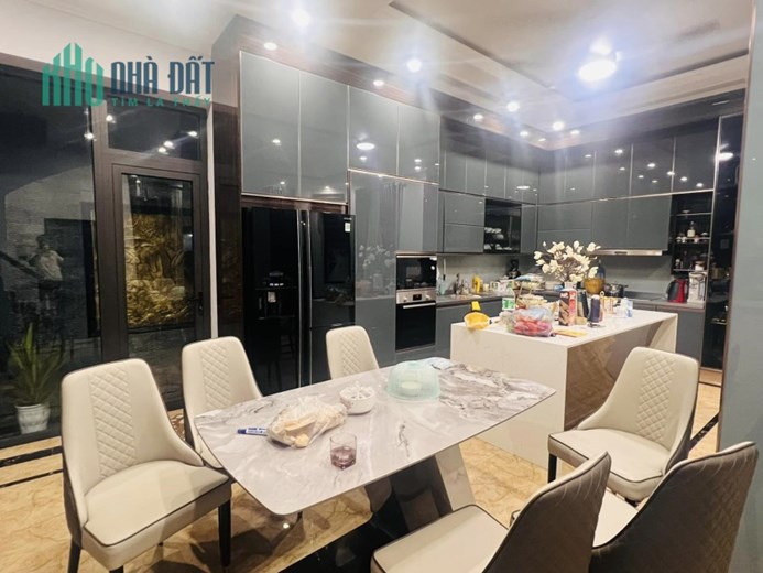 Bán nhà phố Nguyên Hồng, Đống Đa, ngay sát phố, thông sô đẹp, 83m, Mặt Tiền 7m, 34,3 tỷ.