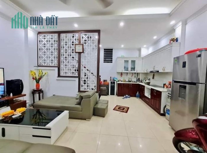 Bán Nhà Ngô Gia Tự, Long Biên 33m2, 5T chỉ 2,95 tỷ ( Thoáng sáng)