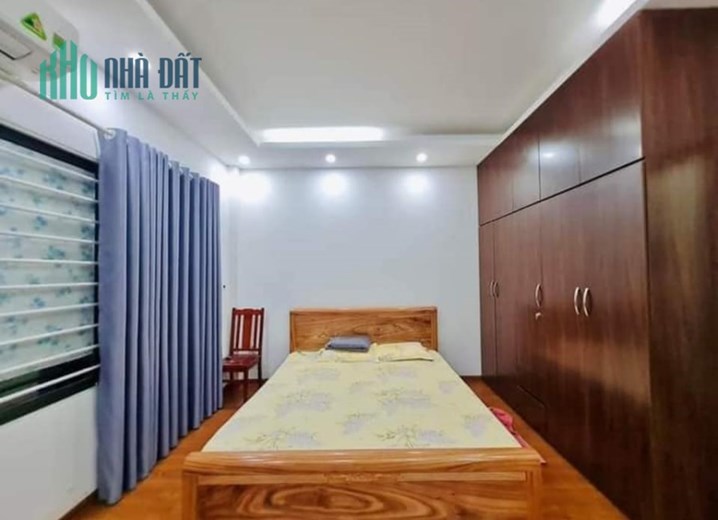Bán Nhà Ngô Gia Tự, Long Biên 33m2, 5T chỉ 2,95 tỷ ( Thoáng sáng)