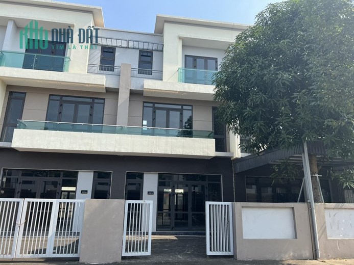 Bán nhà phố 3 tầng 120m2 trục 26m Centa City VSIP chỉ hơn 6.x tỷ 0989558302
