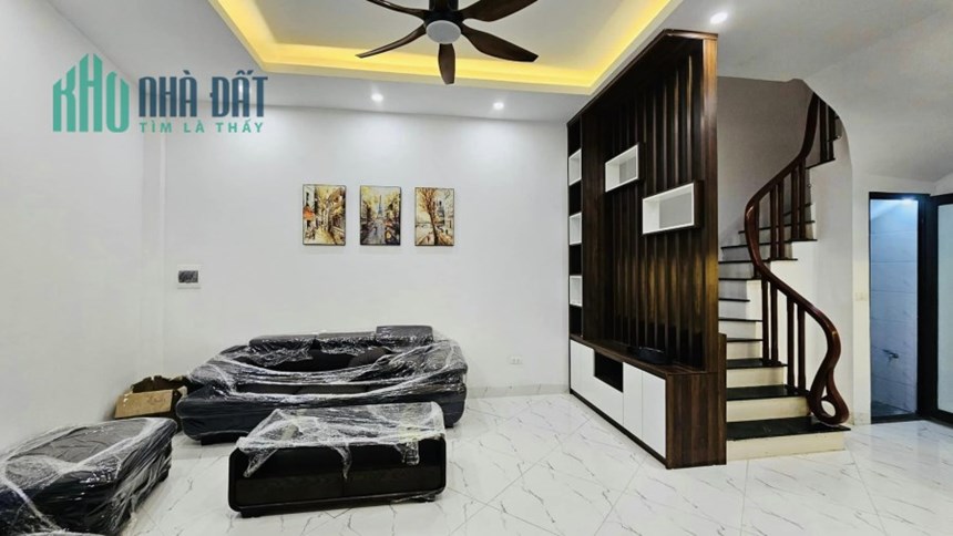 Bán nhà Lô góc ở Giáp Bát, 35m2, 5 tầng mới đẹp, lô góc cạnh Ô tô chỉ với 4 tỷ