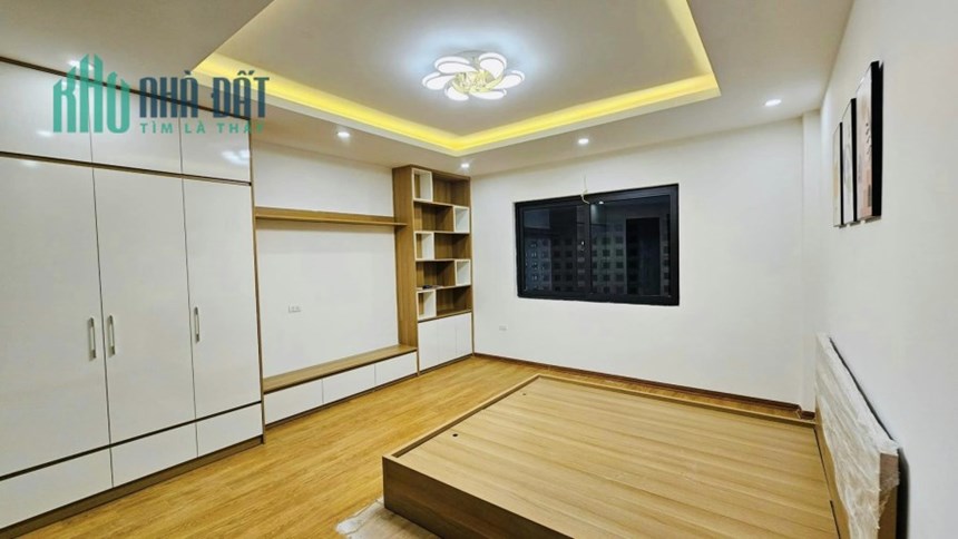 Bán nhà Lô góc ở Giáp Bát, 35m2, 5 tầng mới đẹp, lô góc cạnh Ô tô chỉ với 4 tỷ